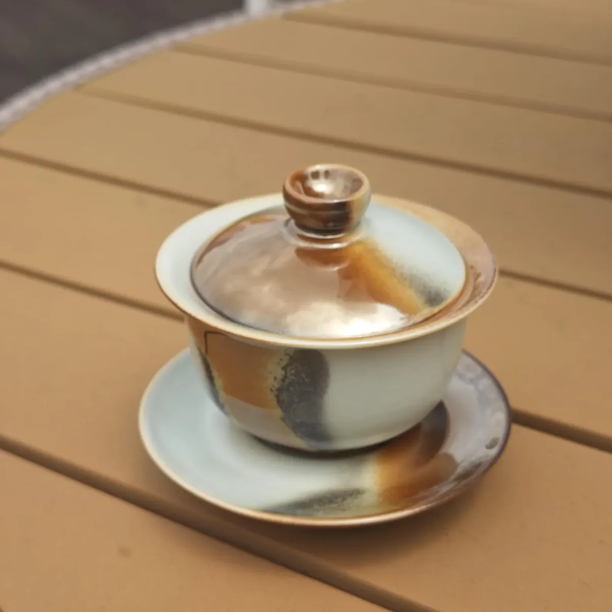 Gaiwan Saturn — Bernstein und Asche auf blassem Seladon, Jingdezhen-Porzellan