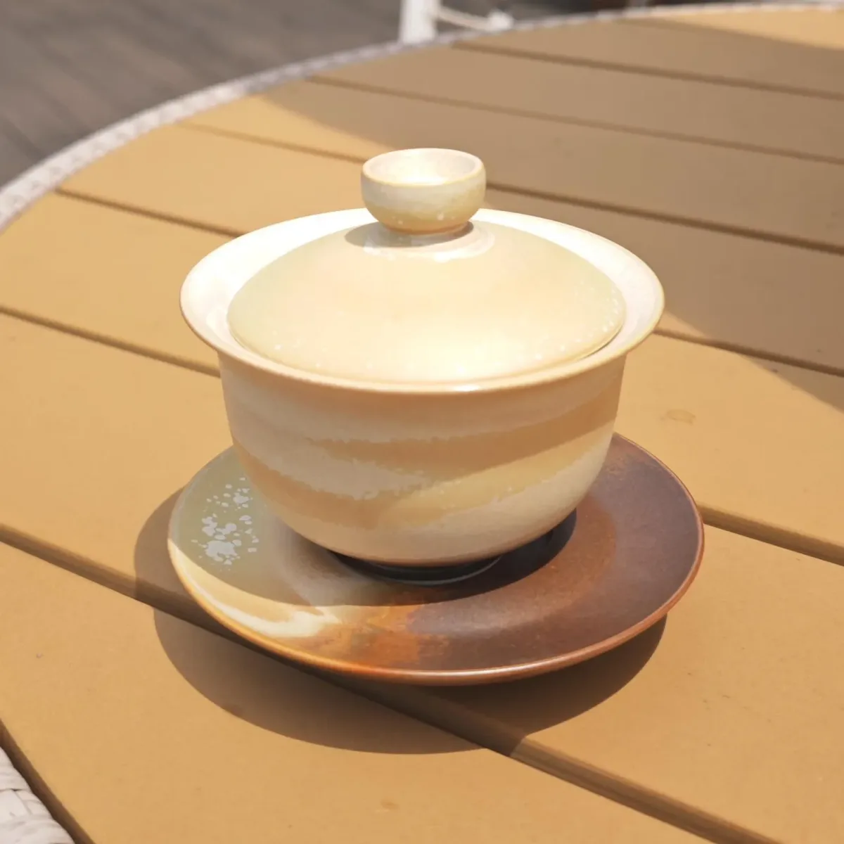 Gaiwan Júpiter — bandas color crema, porcelana de Jingdezhen hecha a mano