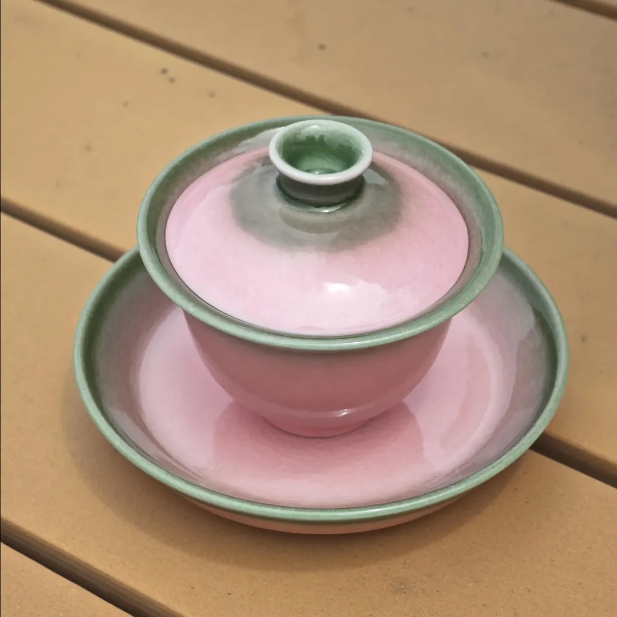 Gaiwan Pfingstrosenrosa — Seladonrand, Jingdezhen-Porzellan